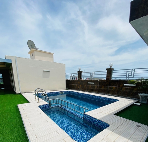 Imagen de la piscina del Hotel GUIKO H&ocirc;tel Palace. Foto 15