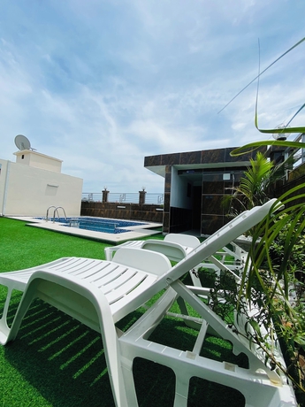 Imagen de la piscina del Hotel GUIKO H&ocirc;tel Palace. Foto 16