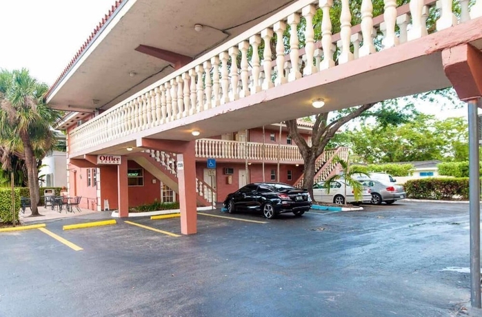 Imagen de los exteriores del Hotel Gables Inn. Foto 14