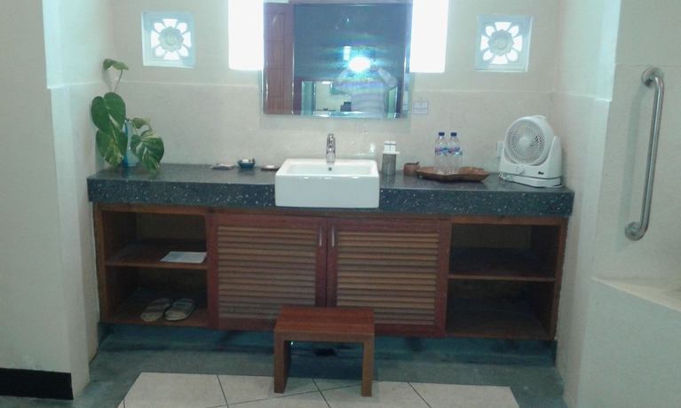 Imagen de la habitación del Hotel Gajah Biru Bungalows. Foto 4