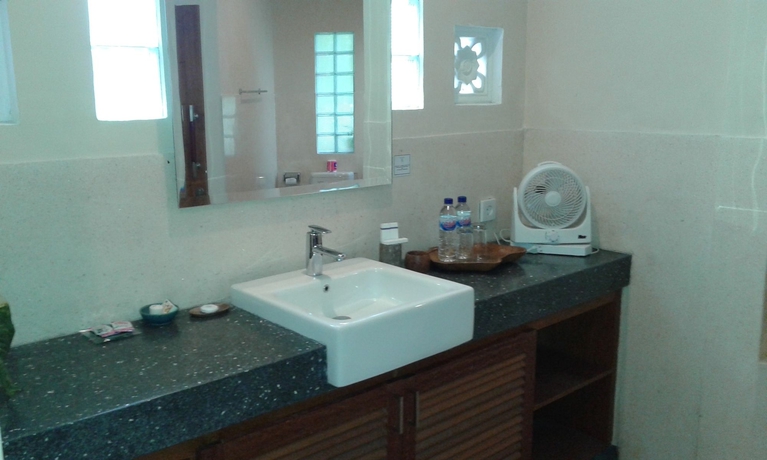 Imagen de la habitación del Hotel Gajah Biru Bungalows. Foto 14