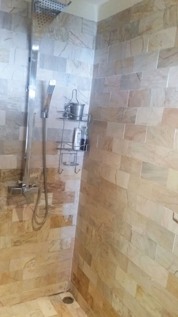 Imagen de la habitación del Hotel Galare Thong Tower. Foto 10