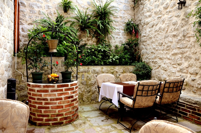 Imagen del bar/restaurante del Hotel Galathea. Foto 4