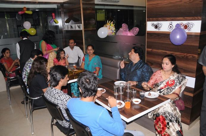 Imagen del bar/restaurante del Hotel Galaxy Residency. Foto 5