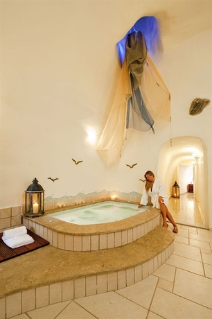 Imagen de la piscina del Hotel Galaxy Suites and Villas. Foto 9