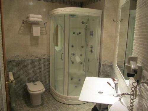 Imagen de la habitación del Hotel Galayos. Foto 4