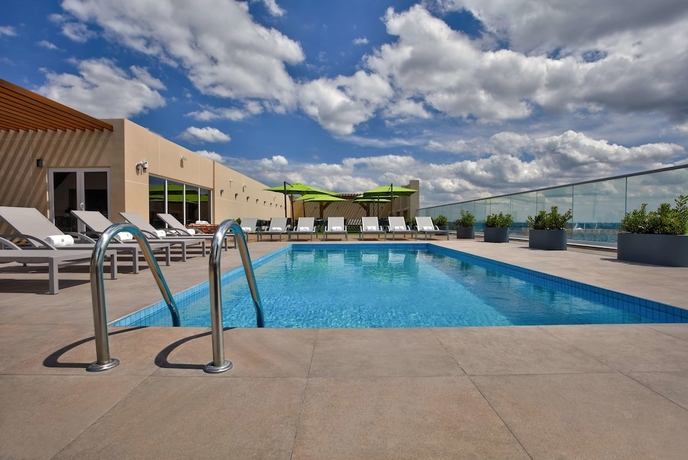Imagen de la piscina del Hotel Galeria Plaza Irapuato. Foto 18