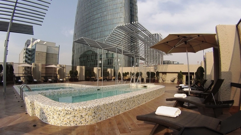 Imagen de la piscina del Hotel Galeria Plaza Reforma. Foto 15