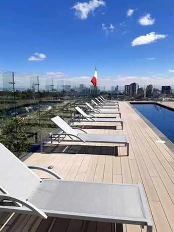 Imagen de la piscina del Hotel Galeria Plaza San Jeronimo. Foto 20