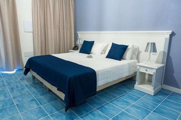 Imagen de la habitación del Hotel Gal&igrave;a Luxury Resort. Foto 4
