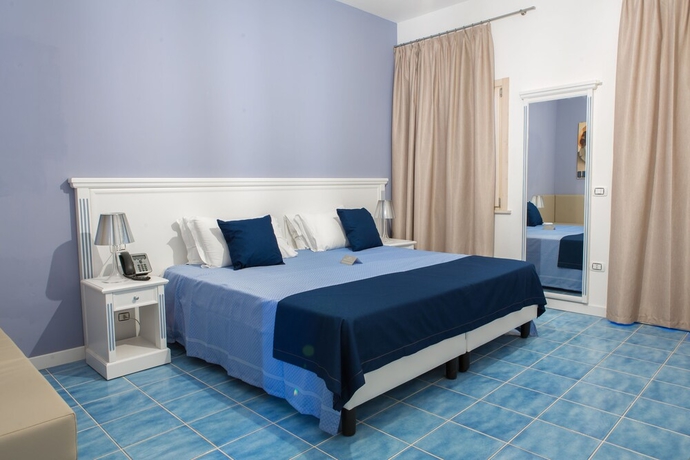 Imagen de la habitación del Hotel Gal&igrave;a Luxury Resort. Foto 5