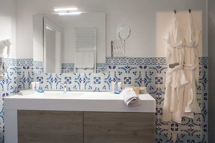 Imagen de la habitación del Hotel Gal&igrave;a Luxury Resort. Foto 12