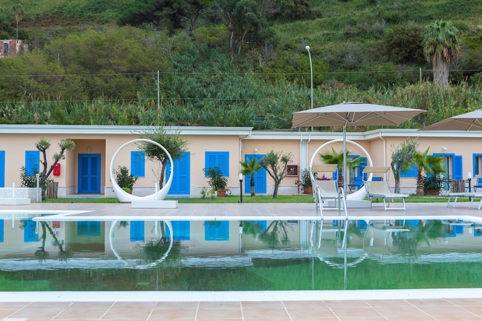 Imagen de la piscina del Hotel Gal&igrave;a Luxury Resort. Foto 16
