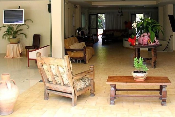 Imagen de los interiores del Hotel Galini, Agia Marina. Foto 19