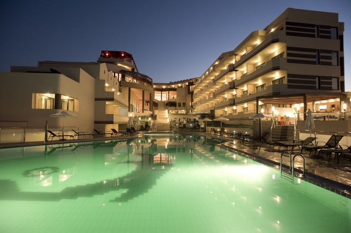 Imagen de la piscina del Hotel Galini Sea View. Foto 7