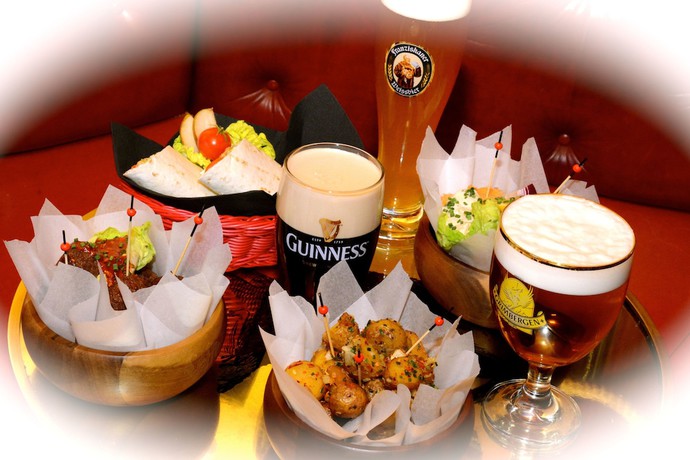 Imagen del bar/restaurante del Hotel Galion Hôtel Restaurant et Pub. Foto 7