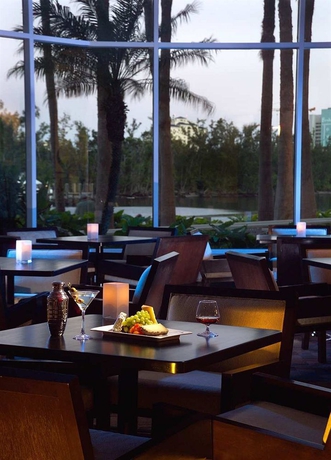 Imagen del bar/restaurante del Hotel Galleryone- A Doubletree Suites By Hilton. Foto 5