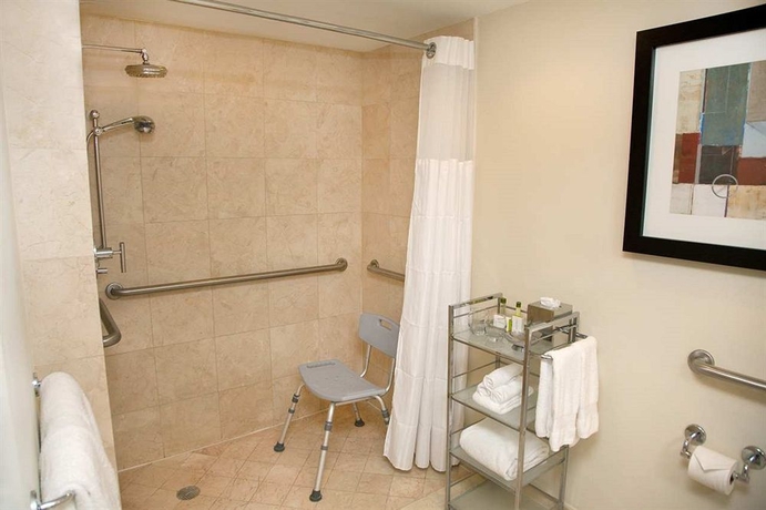 Imagen de la habitación del Hotel Galleryone- A Doubletree Suites By Hilton. Foto 11