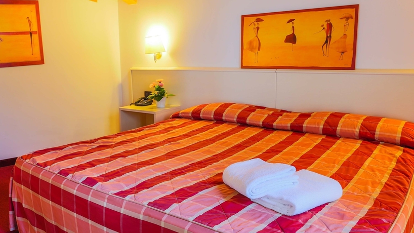 Imagen de la habitación del Hotel Gallia. Foto 12