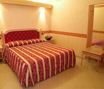 Imagen de la habitación del Hotel Gallia Palace. Foto 8