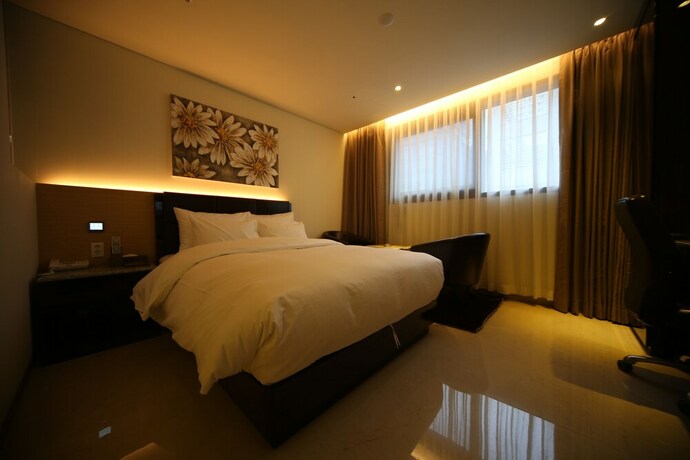 Imagen de la habitación del Hotel Galmea First. Foto 21