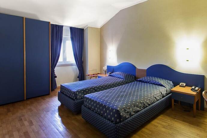 Imagen de la habitación del Hotel Gambara. Foto 17