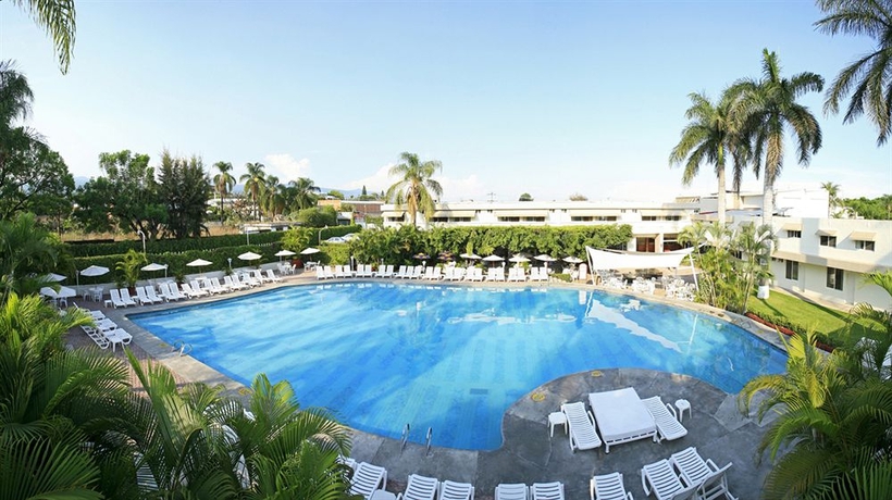 Imagen de la piscina del Hotel Gamma Cuernavaca Puerta Paraiso. Foto 11