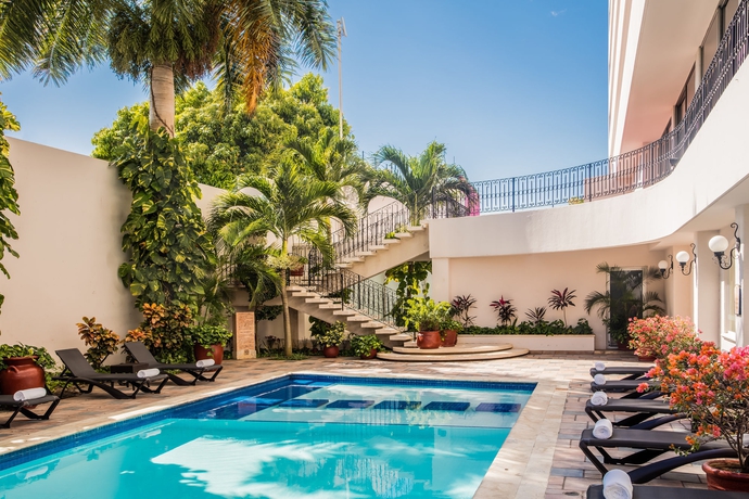 Imagen de la piscina del Hotel Gamma Mérida El Castellano. Foto 15