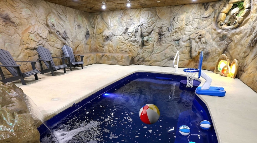 Imagen de la habitación del Hotel Gandalf s Getaway Indoor Pool Theater Arcade Firepit Book Now. Foto 1