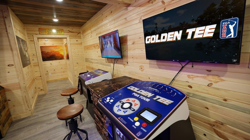 Imagen de la habitación del Hotel Gandalf s Getaway Indoor Pool Theater Arcade Firepit Book Now. Foto 5