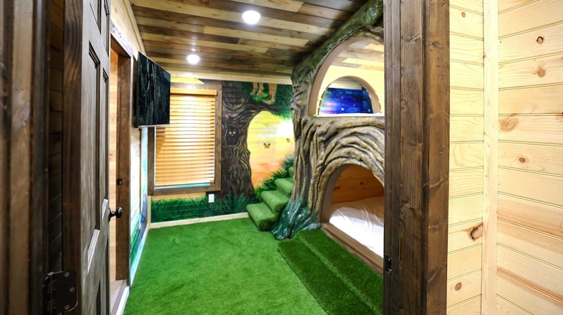 Imagen de la habitación del Hotel Gandalf s Getaway Indoor Pool Theater Arcade Firepit Book Now. Foto 9