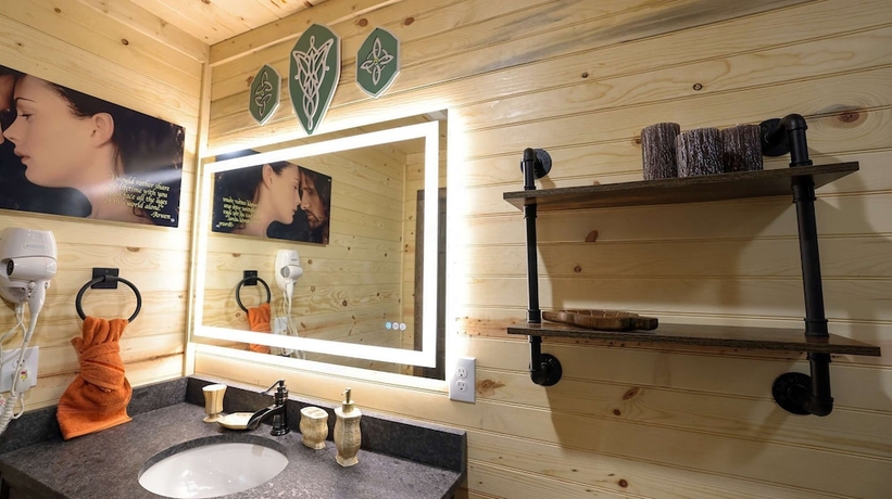 Imagen de la habitación del Hotel Gandalf s Getaway Indoor Pool Theater Arcade Firepit Book Now. Foto 11