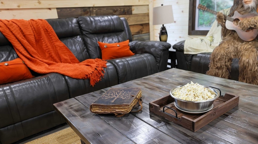 Imagen de la habitación del Hotel Gandalf s Getaway Indoor Pool Theater Arcade Firepit Book Now. Foto 15