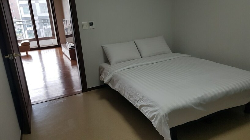 Imagen de la habitación del Hotel Gangnam Stn Luxury Apt. Foto 25