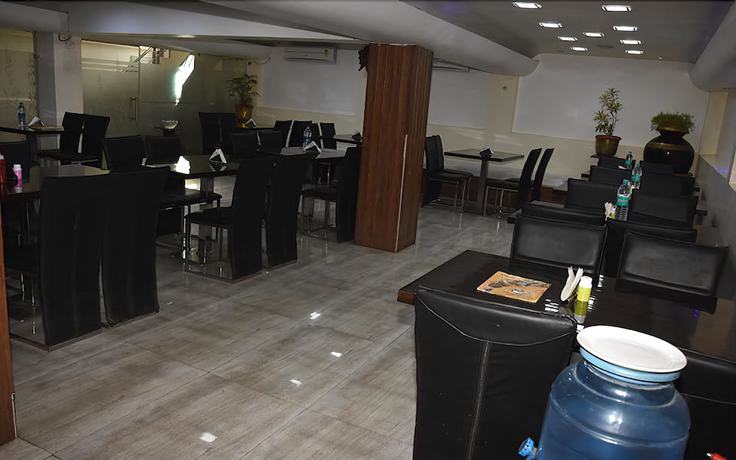 Imagen del bar/restaurante del Hotel Ganpati, Bhopal. Foto 5