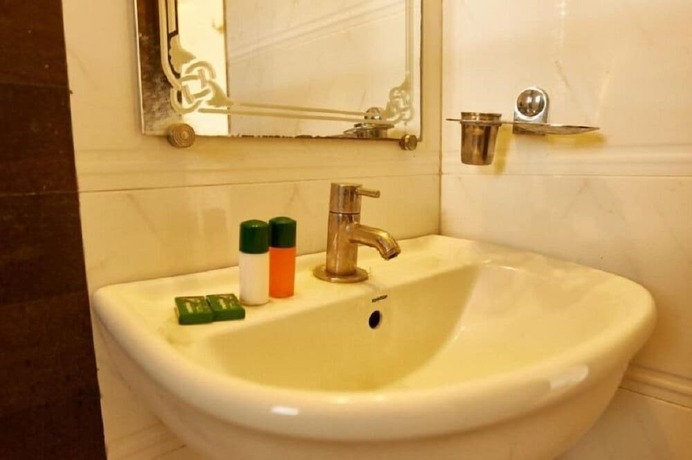 Imagen de la habitación del Hotel Ganpati Palace, Mathura. Foto 15