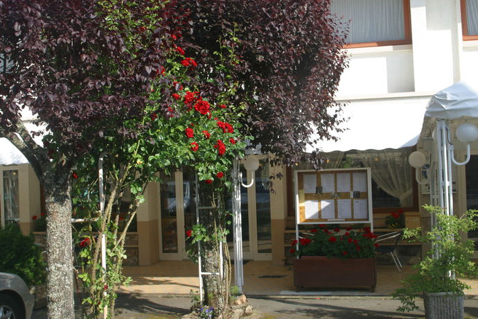 Imagen de los exteriores del Hotel Garabit. Foto 4