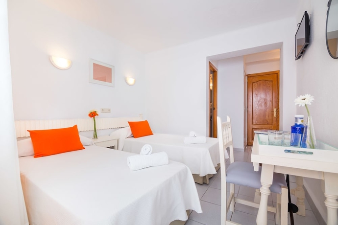 Imagen de la habitación del Hotel Garau. Foto 13