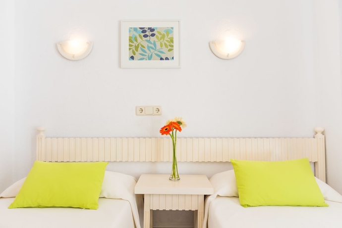 Imagen de la habitación del Hotel Garau. Foto 15