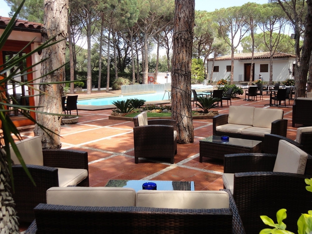 Imagen de los exteriores del Hotel Garbí. Foto 6