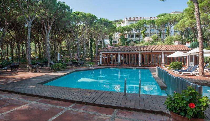 Imagen de la piscina del Hotel Garbí. Foto 11