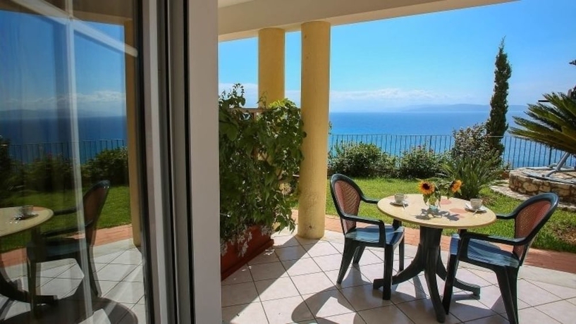 Imagen de la habitación del Hotel Garbis Villas. Foto 17