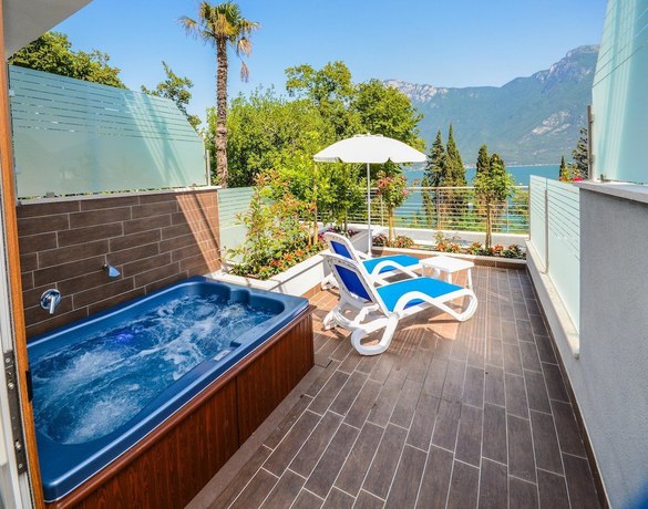 Imagen de la piscina del Hotel Garda Suite - Adults Only. Foto 18