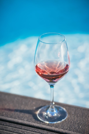 Imagen de la piscina del Hotel Garden City Resort. Foto 19