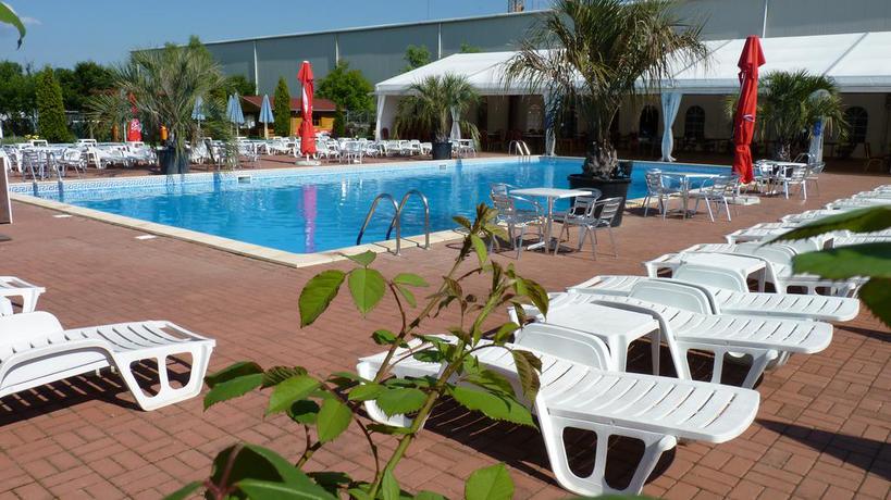 Imagen de la piscina del Hotel Garden Club. Foto 11