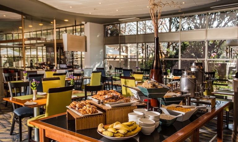 Imagen del bar/restaurante del Hotel Garden Court Eastgate. Foto 5