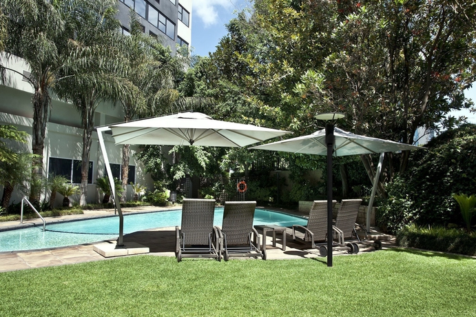 Imagen de la piscina del Hotel Garden Court Milpark. Foto 19