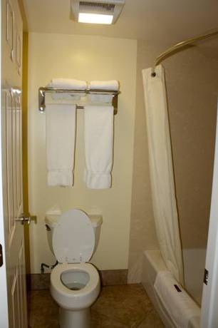 Imagen de la habitación del Hotel Garden Inn and Suites. Foto 9