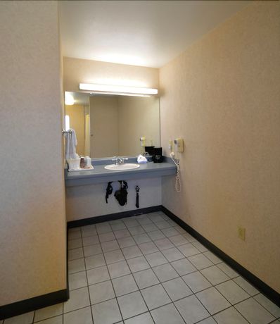 Imagen de la habitación del Hotel Garden Inn and Suites. Foto 18