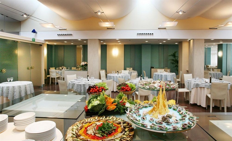 Imagen del bar/restaurante del Hotel Garden Lido. Foto 3